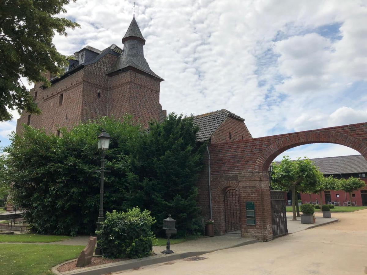 Hotel Burg Obbendorf Niederzier Exterior foto